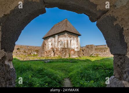 Monastero medievale convertito nel 16th secolo in castello vicino al villaggio di Bzovik, Krrupinska Planina (Krupin Upland), Banska Bystrica Regione, Slovacchia Foto Stock