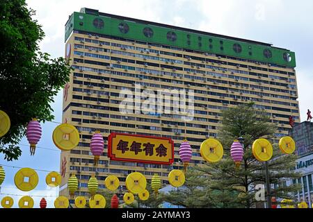 singapore, singapore - 2020.01.24: parco del popolo hdb 31 piani complesso residenziale (1970 / 1973) sulla strada eu tong sen a chinatown (outram) Foto Stock