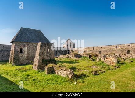 Monastero medievale convertito nel 16th secolo in castello vicino al villaggio di Bzovik, Krrupinska Planina (Krupin Upland), Banska Bystrica Regione, Slovacchia Foto Stock