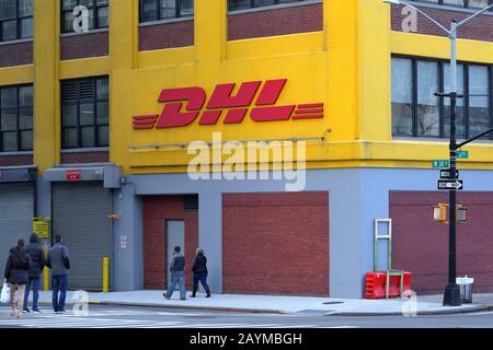 Un magazzino DHL nel Midtown West di Manhattan, New York, New York. Foto Stock