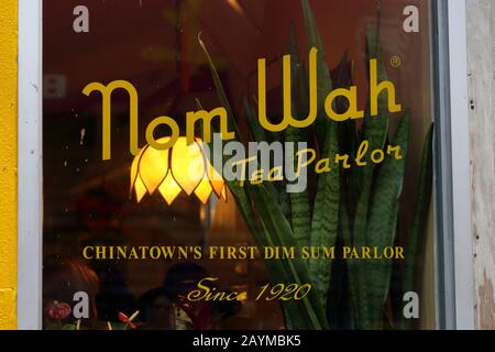 Nom Wah Tea Parlor, 13 Doyers Street, New York, New York. Facciata esterna del più antico ristorante dim sum a Manhattan Chinatown. Foto Stock