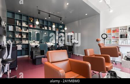 Interni moderni del salone di bellezza. Parrucchiere interior business Foto Stock