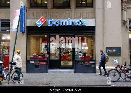 Domino's Pizza, 227 W 40th St, New York. Foto di fronte al negozio di New York del fast food della catena di ristoranti della pizzeria a Midtown Manhattan. Foto Stock
