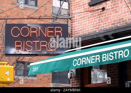 Corner Bistro, 331 West 4th Street, New York, NY. Negozio esterno di un pub famoso per i suoi hamburger nel Greenwich Village di Manhattan Foto Stock