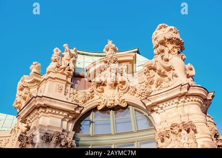 Scultura e architettura primo piano Dettagli del palazzo Zwinger a Dresda Foto Stock