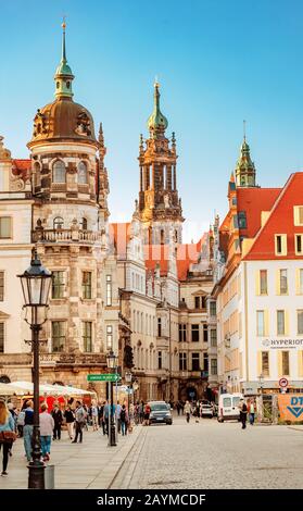 Dresda, GERMANIA - 20 MAGGIO 2018: Vista sulla torre del castello di Dresda dalla strada Foto Stock