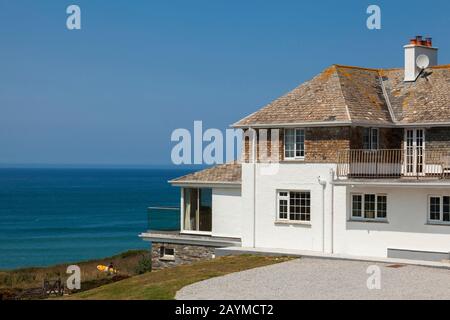 Una casa di vacanza con vista sull'Oceano Atlantico sulla costa nord della Cornovaglia, Inghilterra, Regno Unito Foto Stock