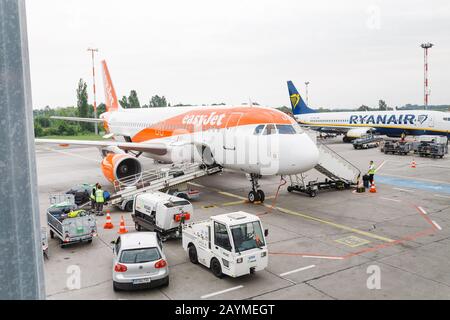 16 MAGGIO 2018, BERLINO, GERMANIA: Gli Aerei a basso costo di EasyJet e Ryanair stanno preparando il decollo nell'aeroporto internazionale Schonefeld Foto Stock