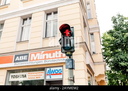 16 MAGGIO 2018, BERLINO, GERMANIA: Semaforo pedonale che mostra l'emblematico Ampelmann man Foto Stock