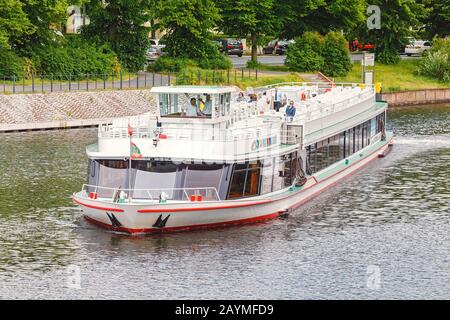 16 MAGGIO 2018, BERLINO, GERMANIA: Una nave traghetto trasporta passeggeri e turisti lungo il percorso del fiume Sprea a Berlino Foto Stock