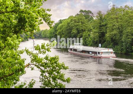Traghetto per le vacanze bianche durante il viaggio sul fiume con bella foresta in Europa Foto Stock