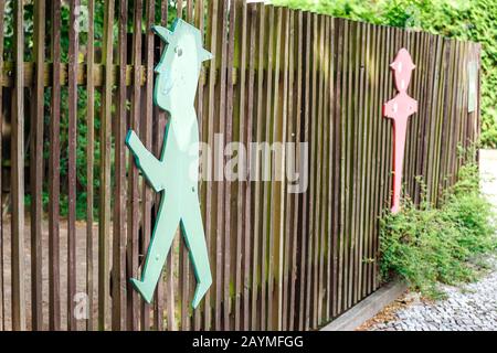 16 MAGGIO 2018, BERLINO, GERMANIA: Figura di Ampelmann sulla recinzione nella città vecchia di Berlino Foto Stock