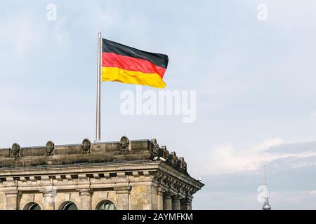 Bandiera nazionale tedesca presso l'edificio del Governo Bundestag a Berlino Foto Stock