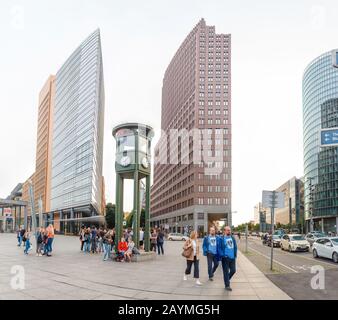 16 MAGGIO 2018, BERLINO, GERMANIA: Potsdamer Platz è un importante quartiere finanziario pubblico con enormi grattacieli moderni Foto Stock