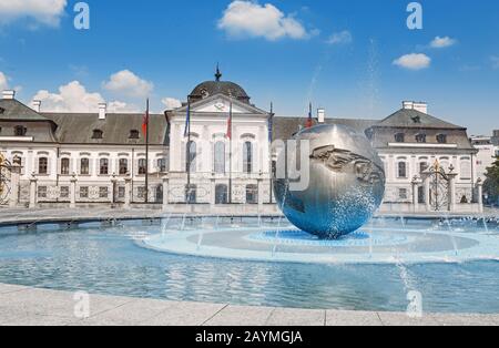 12 MAGGIO 2018, SLOVACCHIA, BRATISLAVA: Residenza presidenziale nel palazzo Grassalkovichov a Bratislava. Panorama di un palazzo governativo in una giornata di sole Foto Stock