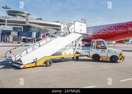 11 MAGGIO 2018, MOSCA, RUSSIA, AEROPORTO DI VNUKOVO: Scala mobile per passeggeri a bordo di un aereo in attesa di un taxi Foto Stock