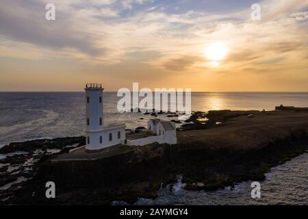 Vista aerea di Praia de Dona Maria Pia faro in Santiago - capitale delle Isole di Capo Verde - Cabo Verde Foto Stock