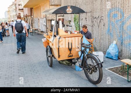 12 MAGGIO 2018, SLOVACCHIA, BRATISLAVA: Negozio di fast food in bicicletta su ruote Foto Stock