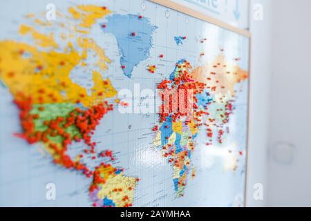 Mappa Del Mondo Con Puntine Colorate Concetto Di Viaggio - Fotografie stock  e altre immagini di Mappa stradale - iStock