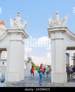 12 MAGGIO 2018, SLOVACCHIA, BRATISLAVA: I turisti camminano in uno degli ingressi o alle porte del territorio del castello di Bratislava Hrad Foto Stock