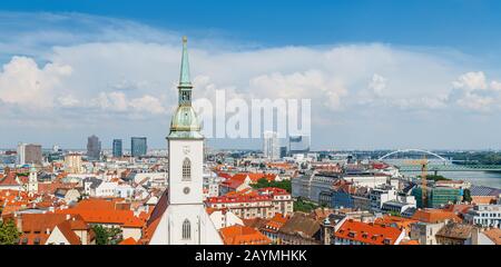 12 MAGGIO 2018, SLOVACCHIA, BRATISLAVA: Vista aerea sulla famosa cattedrale di San Martino e sui moderni edifici della città di Bratislava Foto Stock