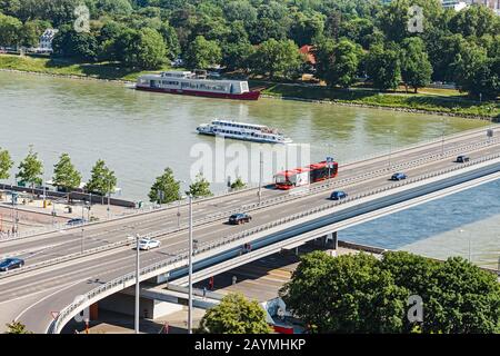 12 MAGGIO 2018, SLOVACCHIA, BRATISLAVA: Ponte SNP attraverso il fiume Danude con la Torre UFO, vista panoramica aerea a Bratislava Foto Stock