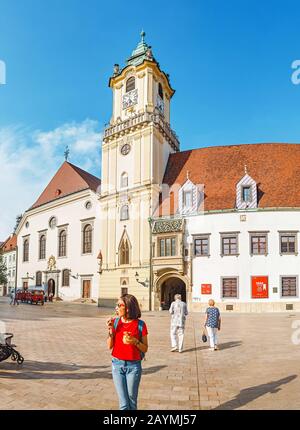 12 MAGGIO 2018, SLOVACCHIA, BRATISLAVA: Persone di fronte al municipio di Bratislava Foto Stock