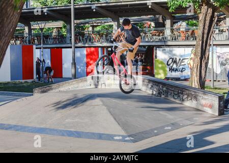 13 MAGGIO 2018, BUDAPEST, UNGHERIA: L'uomo esegue una stunt con bicicletta bmx alla rampa di uno skatepark nel parco cittadino Foto Stock