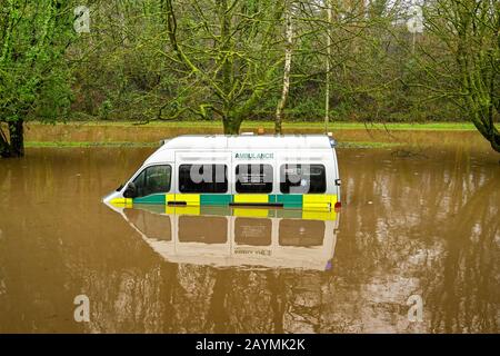 Nantgarw, NEI PRESSI DI CARDIFF, GALLES - FEBBRAIO 2020: L'ambulanza sommersa in acque meteoriche dopo che il fiume Taff ha fatto scoppiare le sue banche vicino Cardiff. Foto Stock