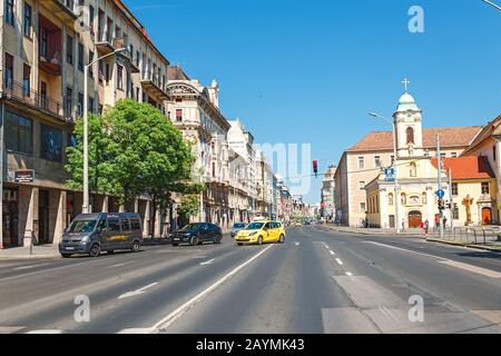 13 MAGGIO 2018, BUDAPEST, UNGHERIA: Strada quasi vuota nel centro di Budapest Foto Stock