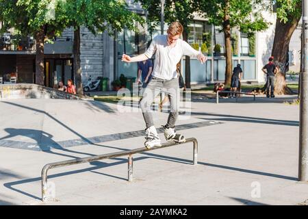 13 MAGGIO 2018, BUDAPEST, UNGHERIA: Un uomo esegue acrobazie amatoriali su pattini a rotelle in uno speciale parco a rulli della città Foto Stock