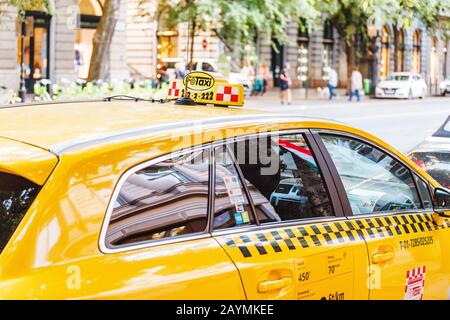 13 MAGGIO 2018, BUDAPEST, UNGHERIA: Taxi giallo in una città vecchia di Budapest Foto Stock