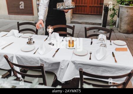 tavolo servito in un ristorante di lusso Foto Stock