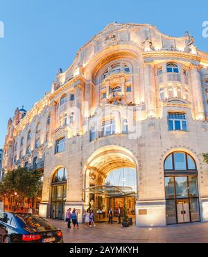 13 MAGGIO 2018, BUDAPEST, UNGHERIA: Il Gresham Palace e hotel di quattro stagioni di sera Foto Stock