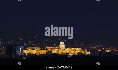 Veduta aerea notturna sulla galleria nazionale illuminata nel complesso del castello di Buda situato nella capitale ungherese Budapest Foto Stock