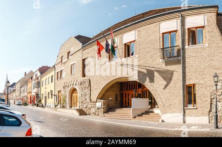 14 MAGGIO 2018, BUDAPEST, UNGHERIA: Via Fortuna stretta nel quartiere del Castello di Budapest Foto Stock