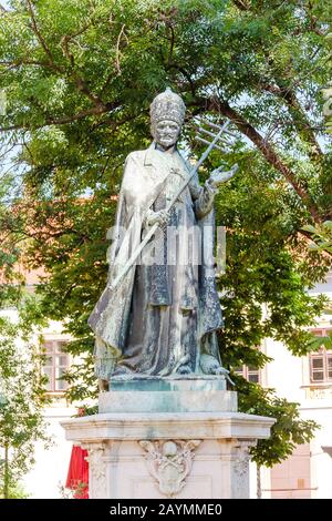 14 MAGGIO 2018, BUDAPEST, UNGHERIA: Statua in bronzo di Papa Innocenzo XI nel castello di Budapest Foto Stock