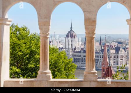 Vista del Parlamento ungherese attraverso il balcone Bastion dei pescatori di Budapest Foto Stock
