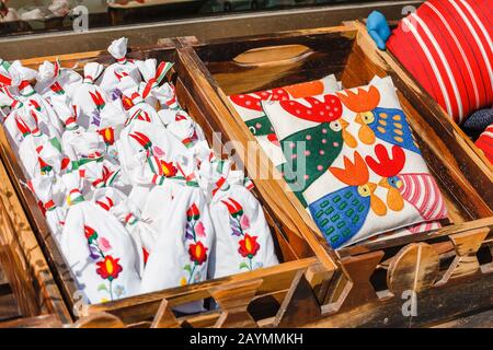 stoffa colorata fatta a mano presso il mercato ungherese locale Foto Stock