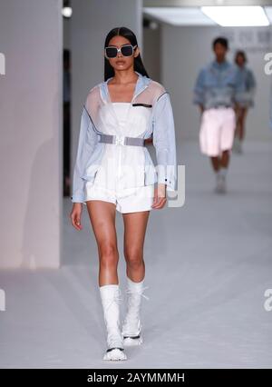 Londra, Regno Unito. 16th Feb, 2020. Un modello cammina sulla pista durante lo spettacolo BOSIDEG alla London Fashion Week di Londra, Regno Unito, 16 febbraio 2020. Credit: Han Yan/Xinhua/Alamy Live News Foto Stock
