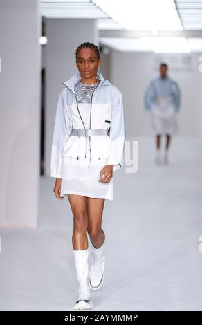 Londra, Regno Unito. 16th Feb, 2020. Un modello cammina sulla pista durante lo spettacolo BOSIDEG alla London Fashion Week di Londra, Regno Unito, 16 febbraio 2020. Credit: Han Yan/Xinhua/Alamy Live News Foto Stock