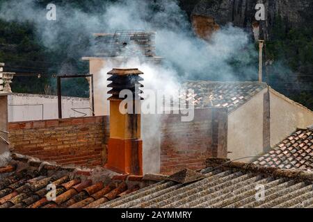 Inquinamenti da ciminiera fumaria di legna bruciata a Margalef, Catalunya, Spagna Foto Stock