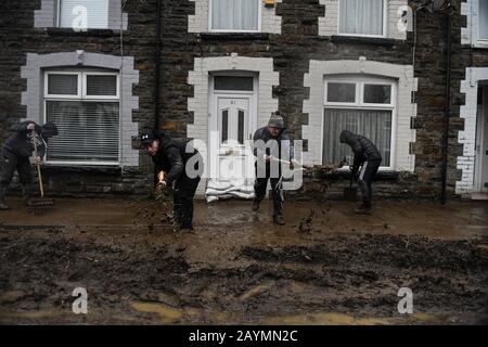 Trehorchy, Rhonnda Valley, Regno Unito 16th febbraio 2020. Tempo del Regno Unito : Dumfries Street a Trehorchy, Rhondda Valley, dove la gente del posto e i residenti hanno fatto le loro proprie difese alluvionali dopo che un cullt ha portato l'acqua che cade nella strada dalla collina sopra. Credito: Robert Melen/Alamy Live News. Foto Stock