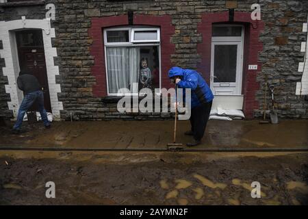 Trehorchy, Rhonnda Valley, Regno Unito 16th febbraio 2020. Tempo del Regno Unito : Dumfries Street a Trehorchy, Rhondda Valley, dove la gente del posto e i residenti hanno fatto le loro proprie difese alluvionali dopo che un cullt ha portato l'acqua che cade nella strada dalla collina sopra. Credito: Robert Melen/Alamy Live News. Foto Stock