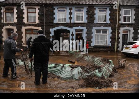 Trehorchy, Rhonnda Valley, Regno Unito 16th febbraio 2020. Tempo del Regno Unito : Dumfries Street a Trehorchy, Rhondda Valley, dove la gente del posto e i residenti hanno fatto le loro proprie difese alluvionali dopo che un cullt ha portato l'acqua che cade nella strada dalla collina sopra. Credito: Robert Melen/Alamy Live News. Foto Stock