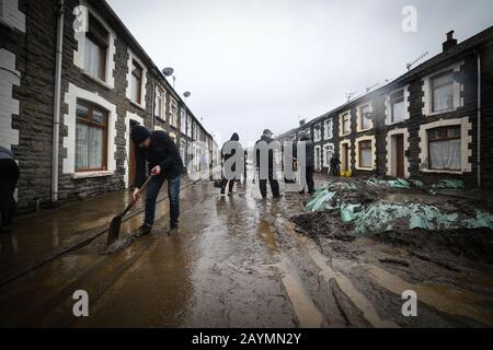 Trehorchy, Rhonnda Valley, Regno Unito 16th febbraio 2020. Tempo del Regno Unito : Dumfries Street a Trehorchy, Rhondda Valley, dove la gente del posto e i residenti hanno fatto le loro proprie difese alluvionali dopo che un cullt ha portato l'acqua che cade nella strada dalla collina sopra. Credito: Robert Melen/Alamy Live News. Foto Stock