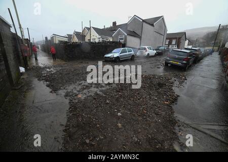 Trehorchy, Rhonnda Valley, Regno Unito 16th febbraio 2020. Tempo del Regno Unito : Dumfries Street a Trehorchy, Rhondda Valley, dove la gente del posto e i residenti hanno fatto le loro proprie difese alluvionali dopo che un cullt ha portato l'acqua che cade nella strada dalla collina sopra. Credito: Robert Melen/Alamy Live News. Foto Stock