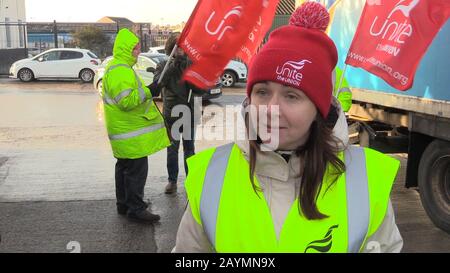 Unire il funzionario dell'Unione Susan Fitzgerald alle Panetterie alleate nella zona orientale di Belfast durante una passeggiata di fila oltre un aumento del 3% delle retribuzioni. Foto Stock