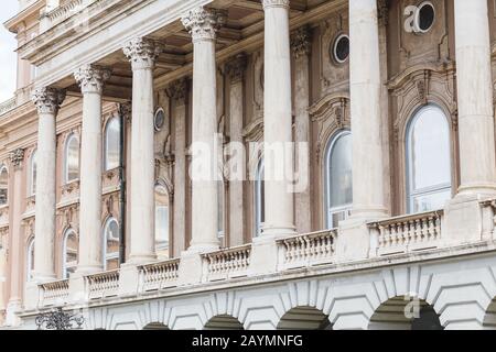 Vista ravvicinata della fila di colonne in un palazzo reale di Budapest Foto Stock