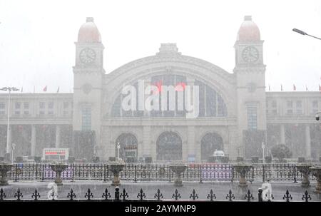 (200216) -- PECHINO, 16 febbraio 2020 (Xinhua) -- la stazione ferroviaria di Hankou è visibile nella nevicata a Wuhan, nella provincia centrale cinese di Hubei, il 15 febbraio 2020. (Xinhua/Cai Yang) Foto Stock